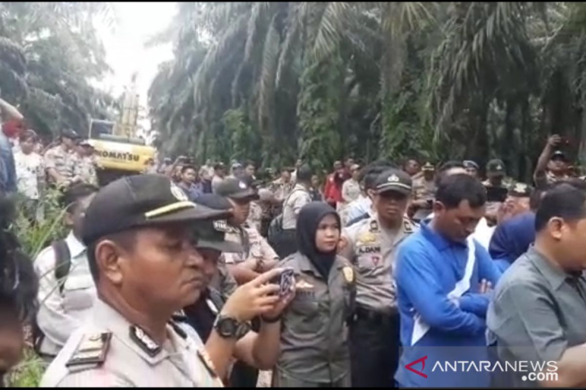 Eksekusi lahan Tol Pekanbaru-Dumai di Kandis, polisi klaim lancar. Ada yang sebut nama Jokowi
