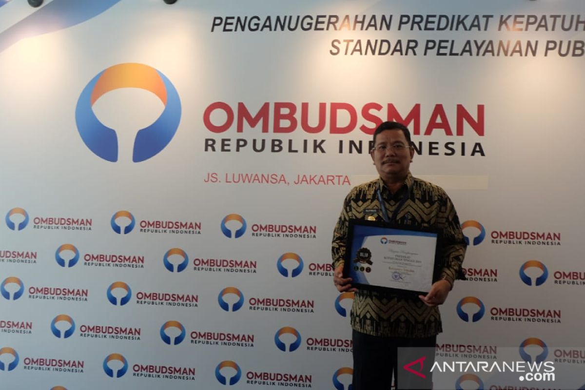 Sekadau terima penghargaan predikat kepatuhan tinggi dari Ombudsman RI