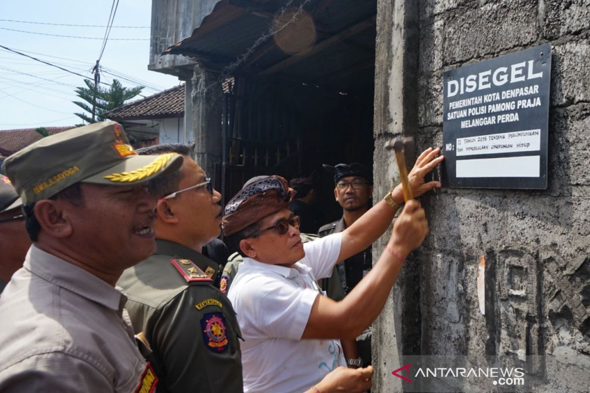 Satpol PP Denpasar segel usaha sablon batik