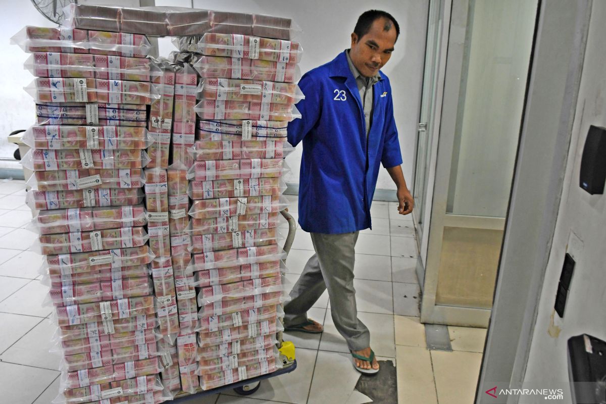 Rupiah menguat seiring intervensi pasar oleh bank sentral