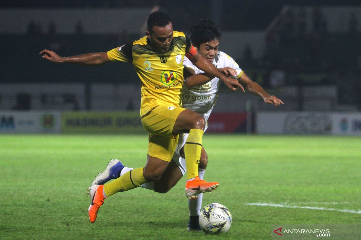 Kapten Barito Putera Rizky Pora jualan kue bolu