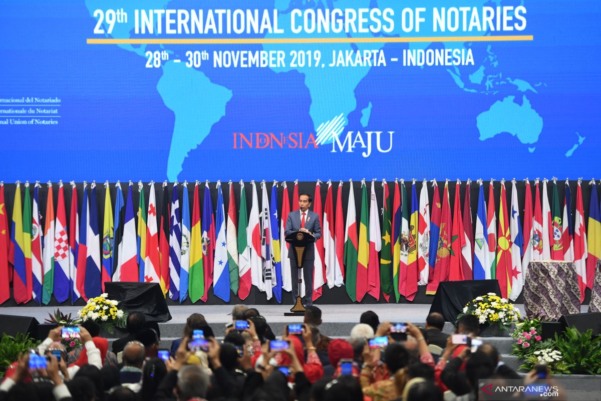 Presiden Jokowi menyinggung isi tas notaris