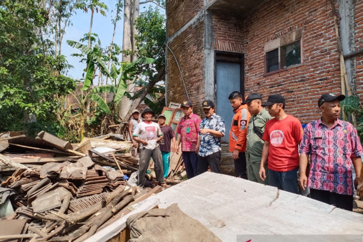 Hujan lebat robohkan rumah warga nenek Siani di Malang