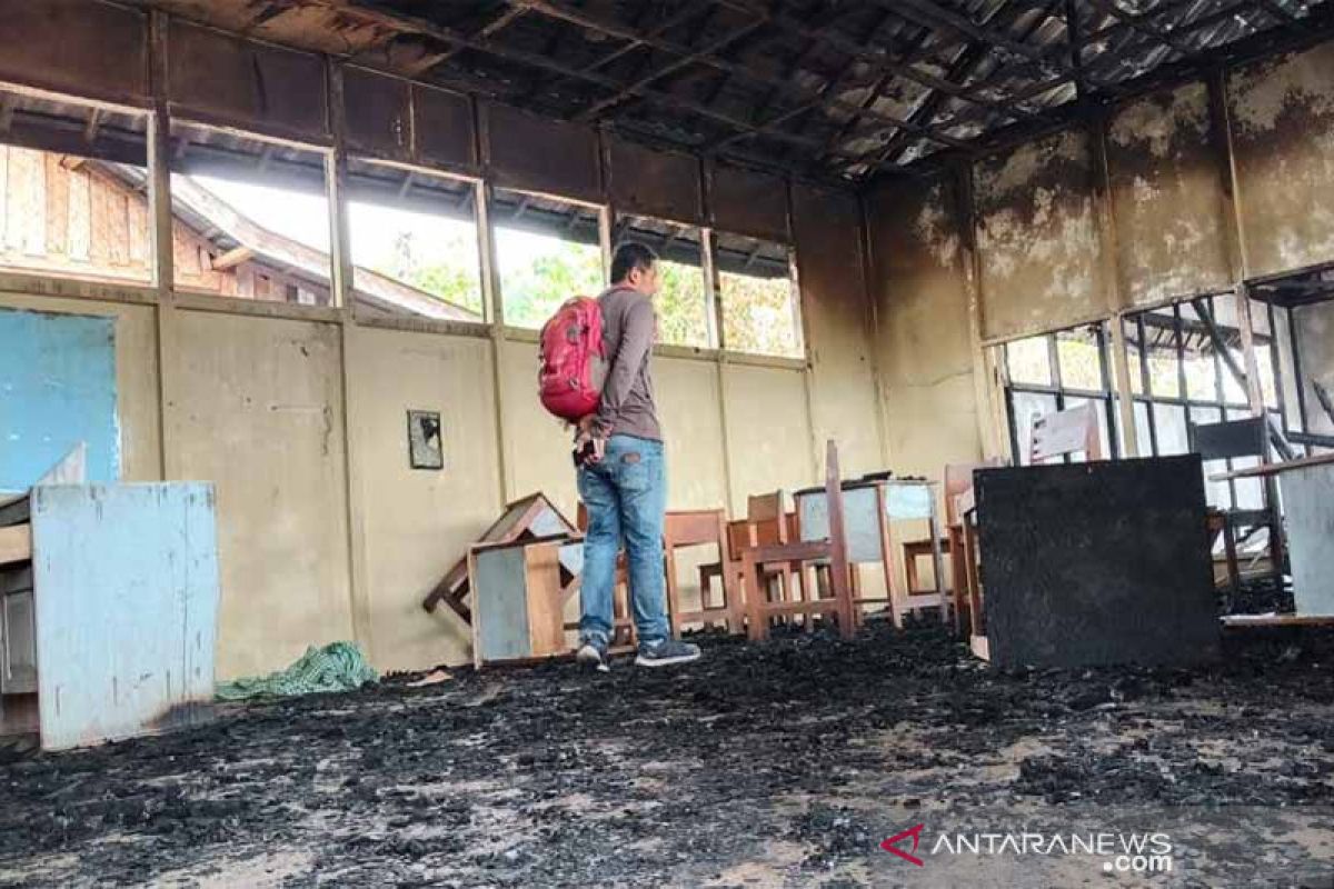 Siswa SMP Karya berencana gunakan bangunan terbakar untuk belajar