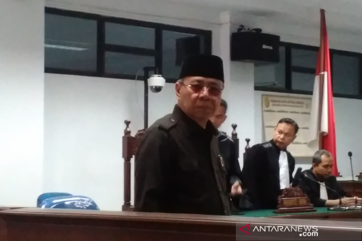 Mantan Bupati Simeulue Darmili menangis di pengadilan tipikor