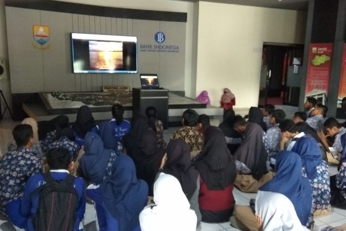 Pelajar antusias nonton film pendek di Museum Siginjei