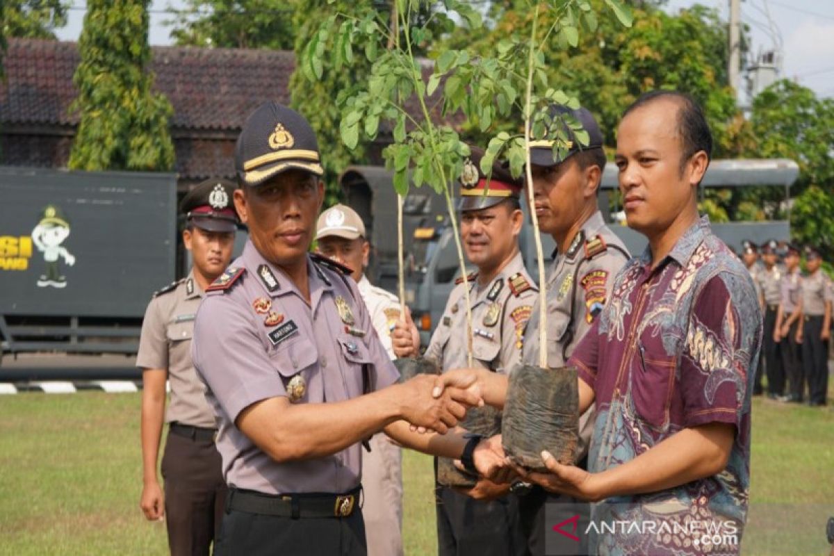 Polres Batang lakukan penanaman ratusan pohon trembesi