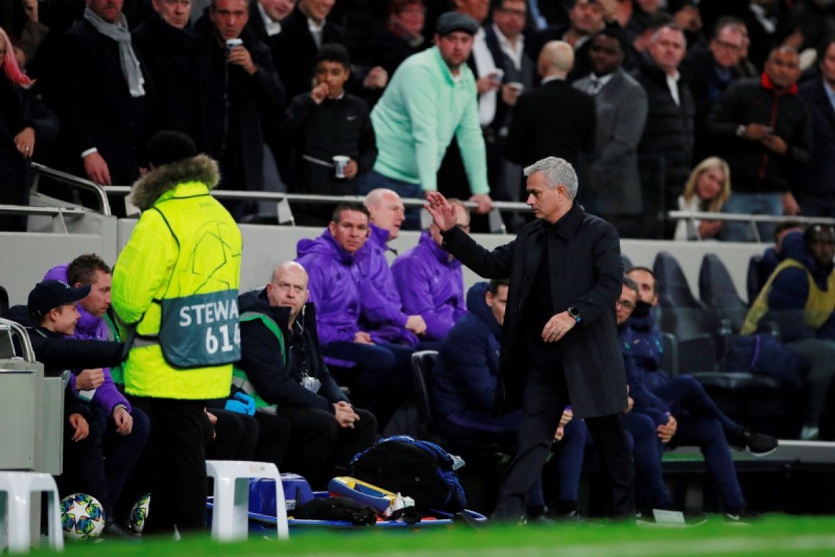 "High five" Mourinho membuat anak gawang Tottenham bahagia seumur hidup
