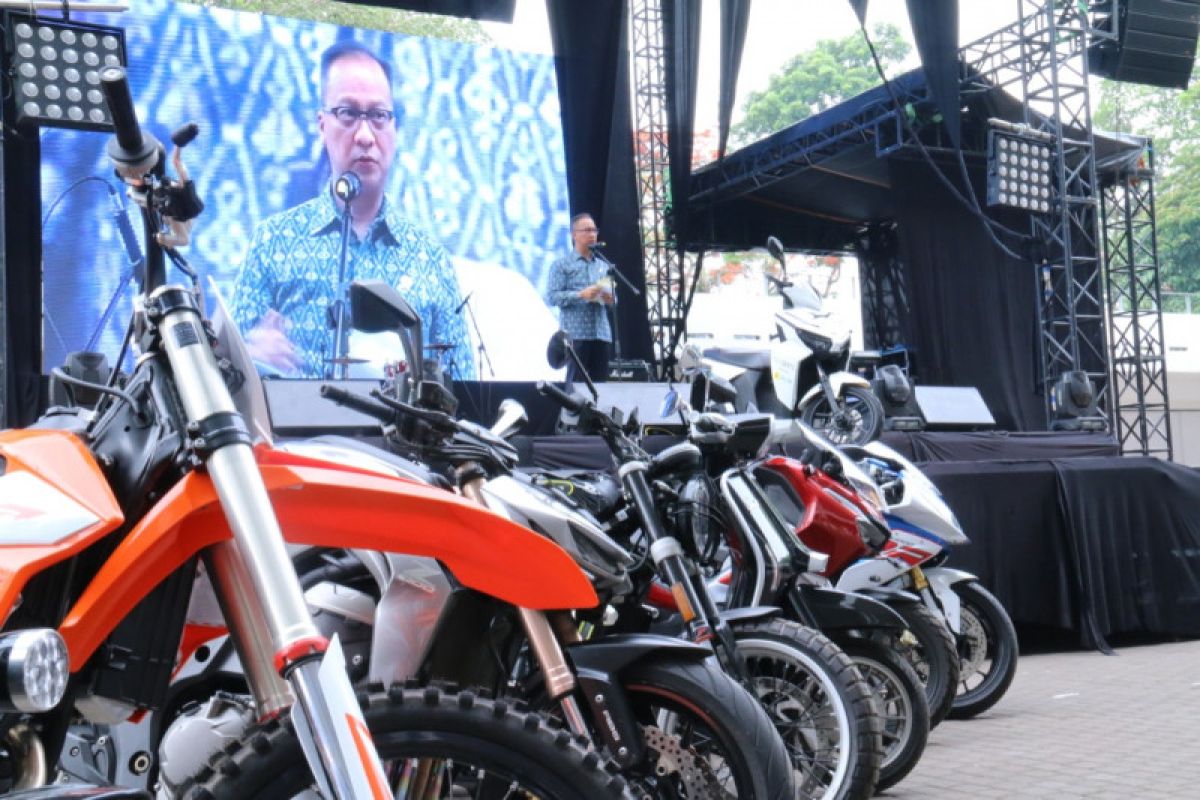 Menperin Agus Gumiwang  ajak industri siapkan diri masuki era kendaraan listrik