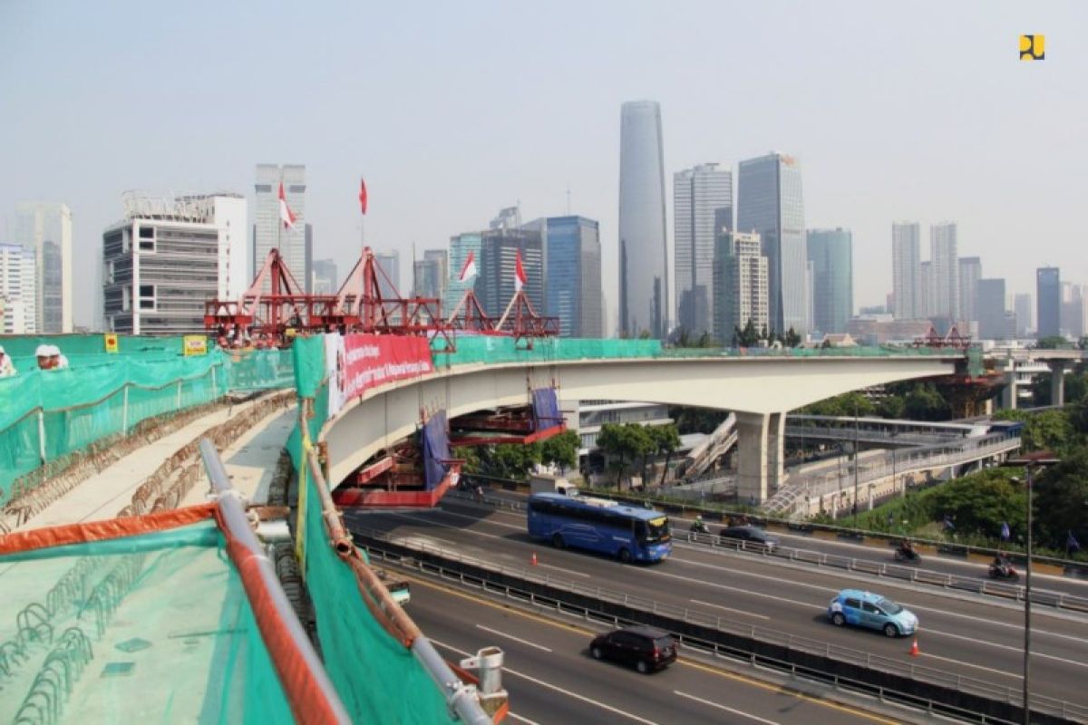 Menteri PUPR Basuki Hadimuljono apresiasi insinyur lokal pembuat jembatan lengkung LRT