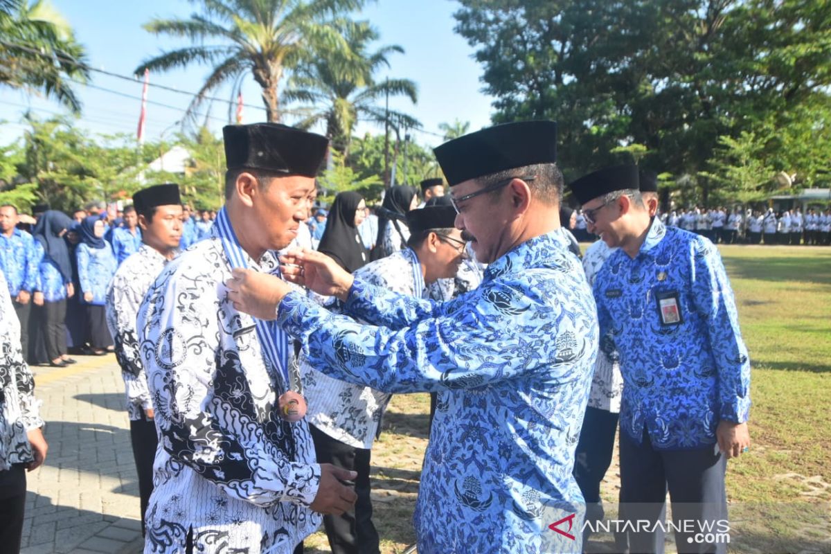 Guru berprestasi di Kabupaten Gowa terima medali dan piagam