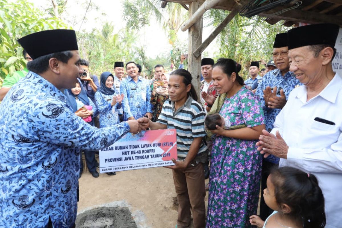 Peringatan HUT Korpri Jateng diwarnai perbaikan RTLH dan pemberian santunan