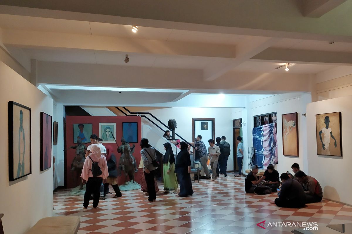 Kemarin ular kobra masuk rumah warga, maestro lukis Jeihan meninggal