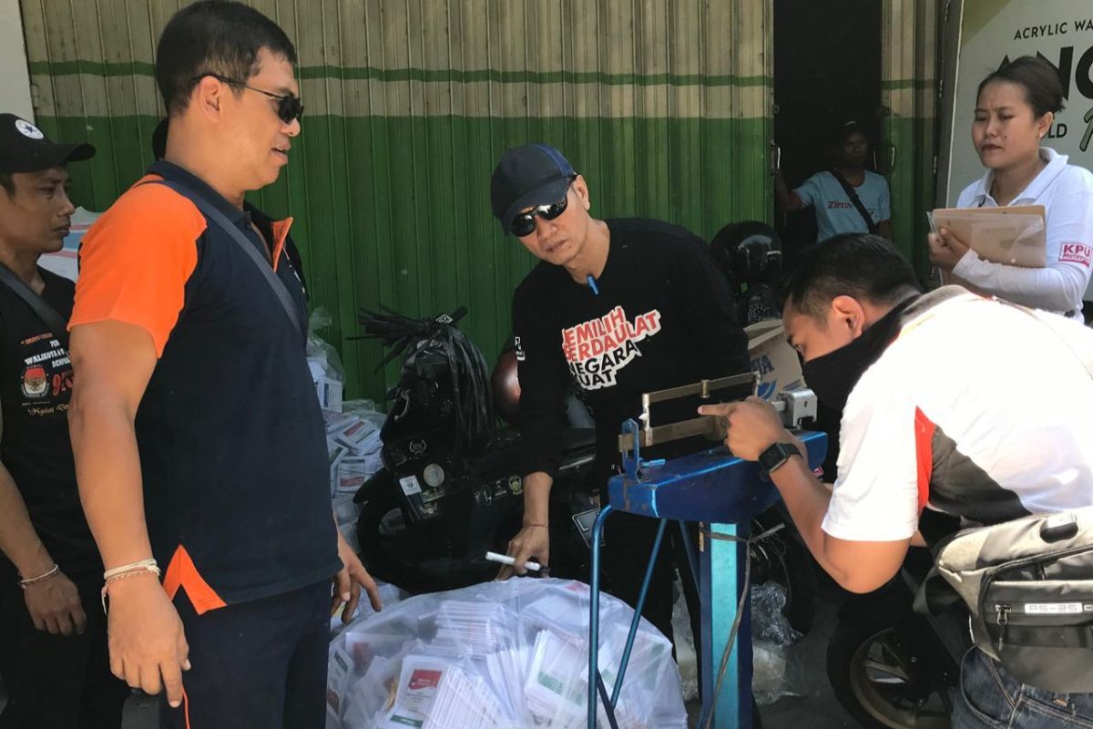 KPU Denpasar kosongkan isi kotak suara Pemilu 2019 di gudang