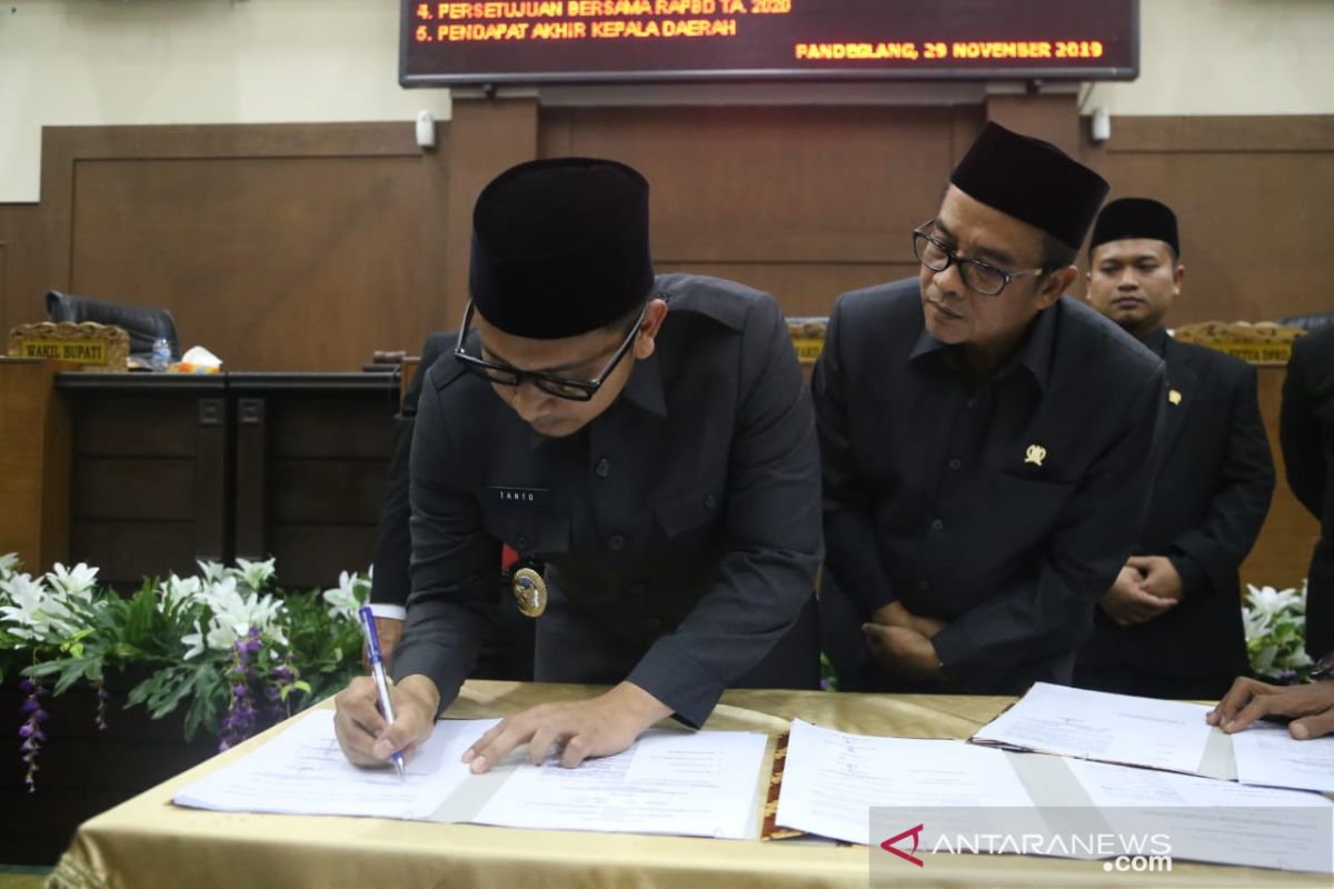 Wabup Tandatangani Raperda APBD Tahun 2020 Bersama DPRD