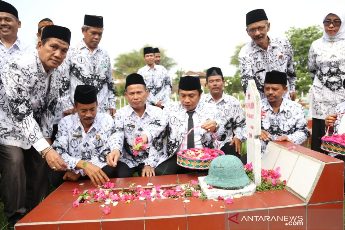 Ziarah ke Taman Pahlawan, Subadri ingatkan jasa guru