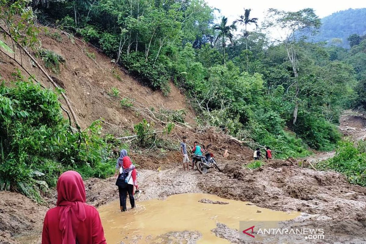 Di Sumatera Barat, murid korban banjir menangis kepada guru soal kelanjutan sekolah