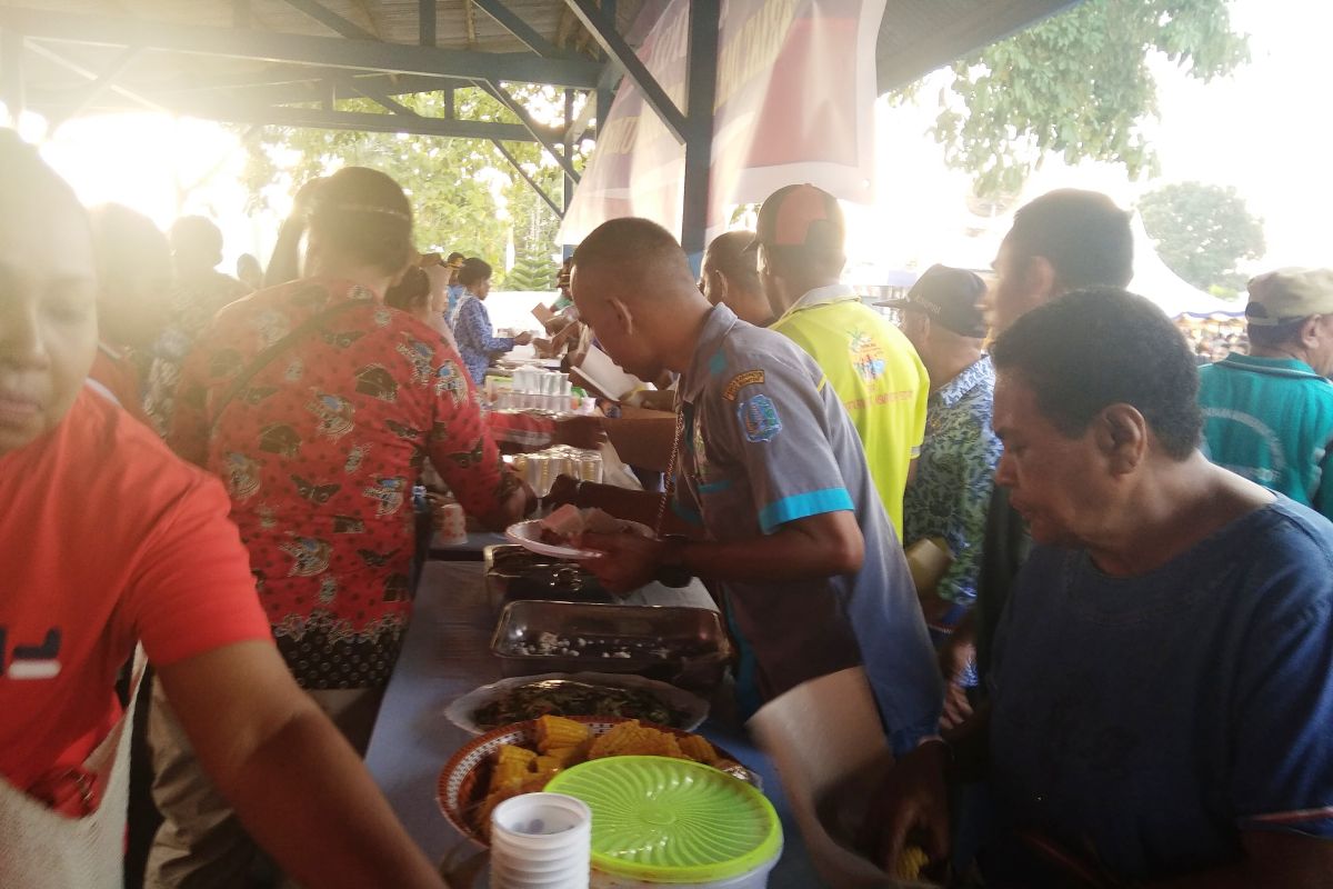 Warga Biak Numfor makan ikan dan telur gratis pada perayaan HUT Korpri