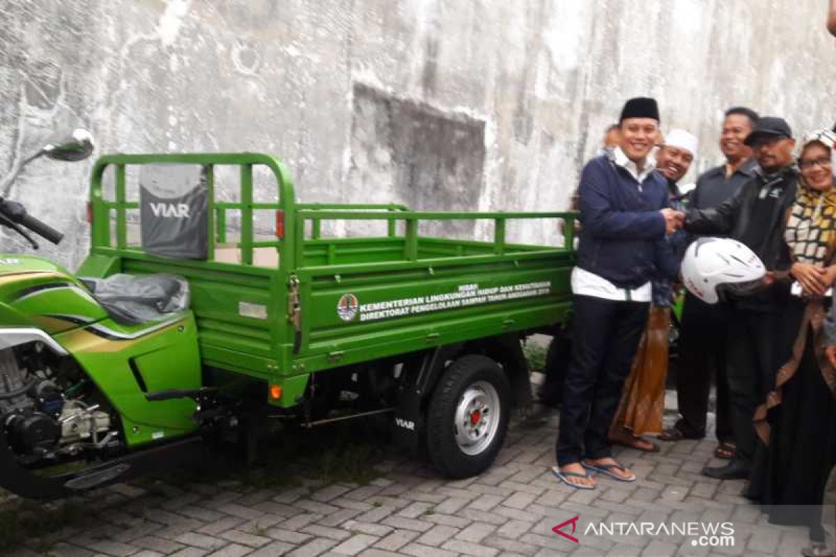 Anggota DPR RI serahkan bantuan 6 sepeda motor sampah di Temanggung