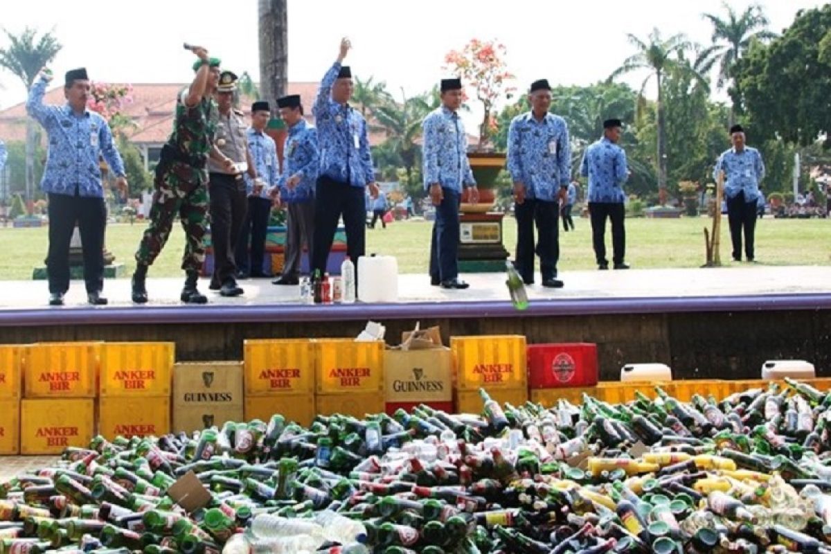 3.322 botol minuman beralkohol dimusnahkan pada peringatan HUT Korpri