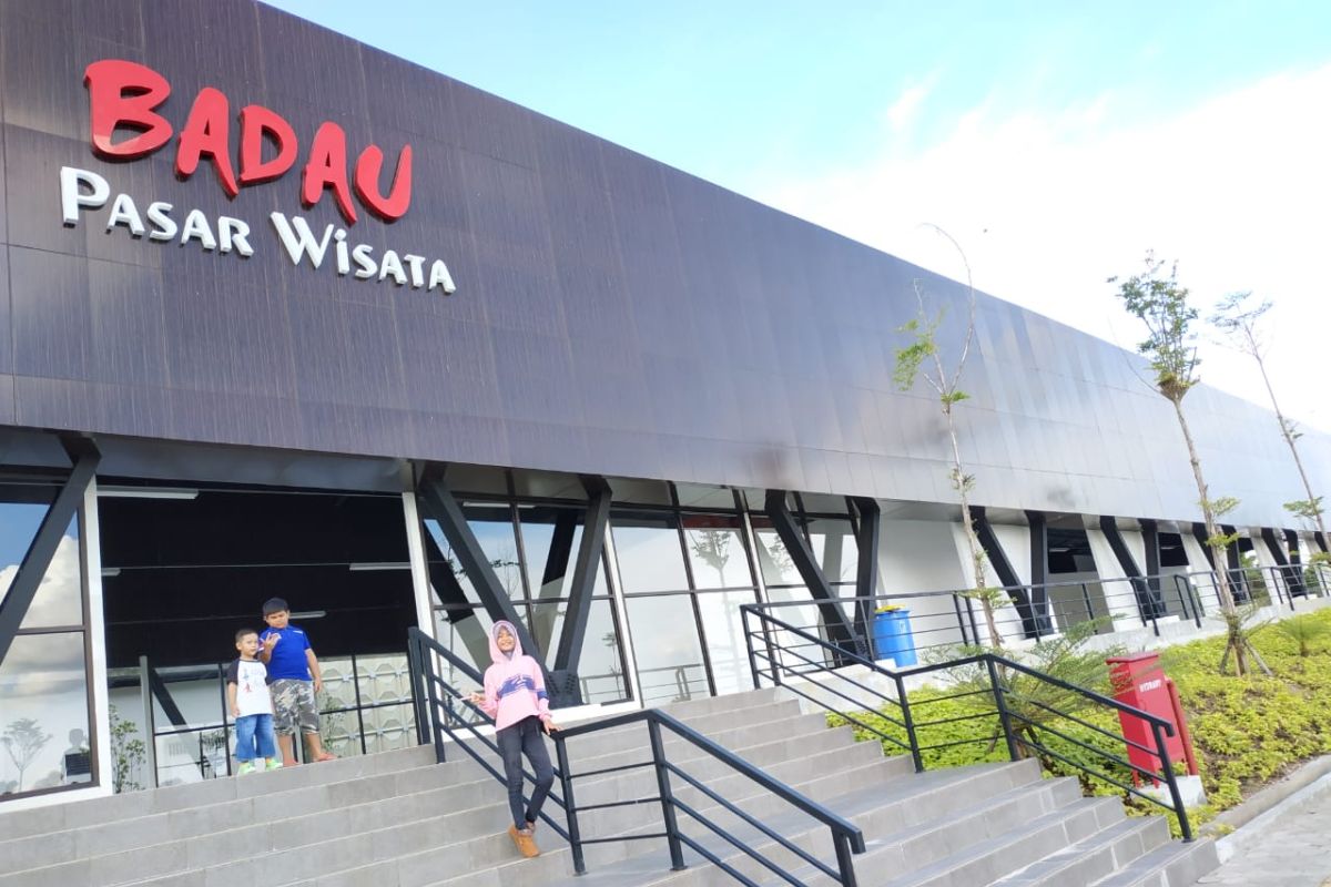 Pasar Wisata Badau di batas Indonesia-Malaysia mulai beroperasi