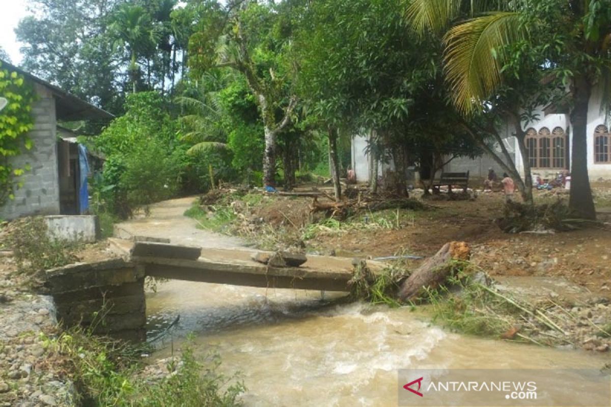 Banjir terjang jembatan dan dapur rumah warga Abdya