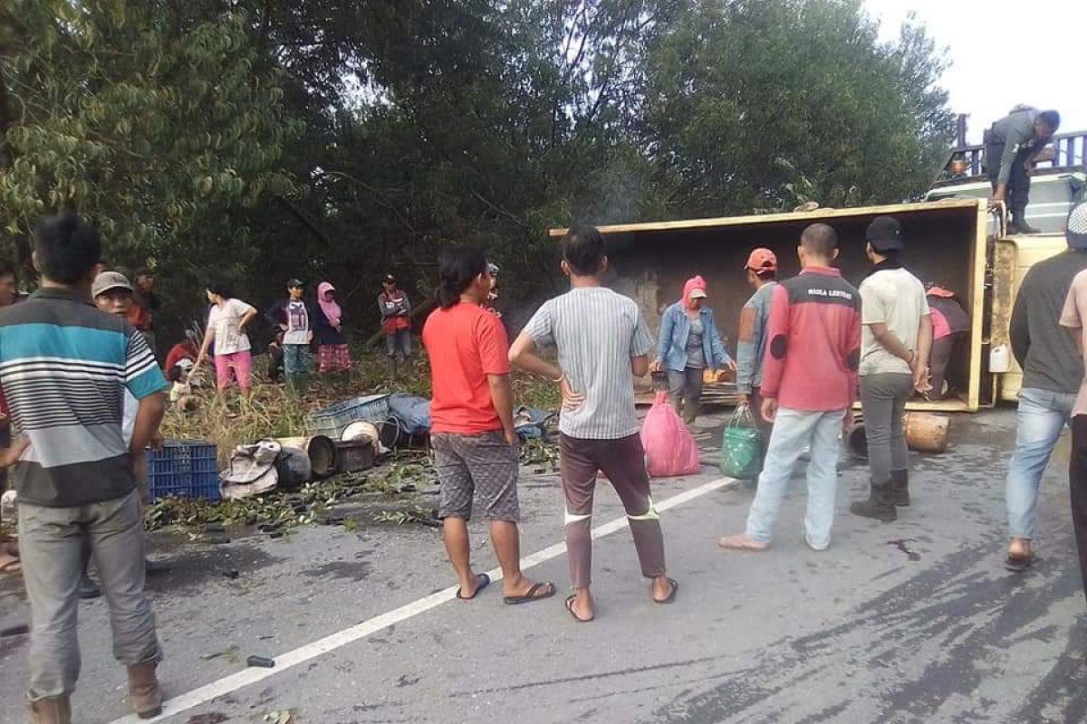 17 orang luka akibat truk terbalik di Siak Riau