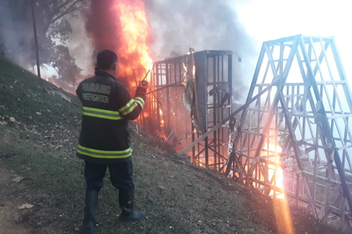 Ikon "Padang Kota Tercinta" di puncak Gunung Padang terbakar