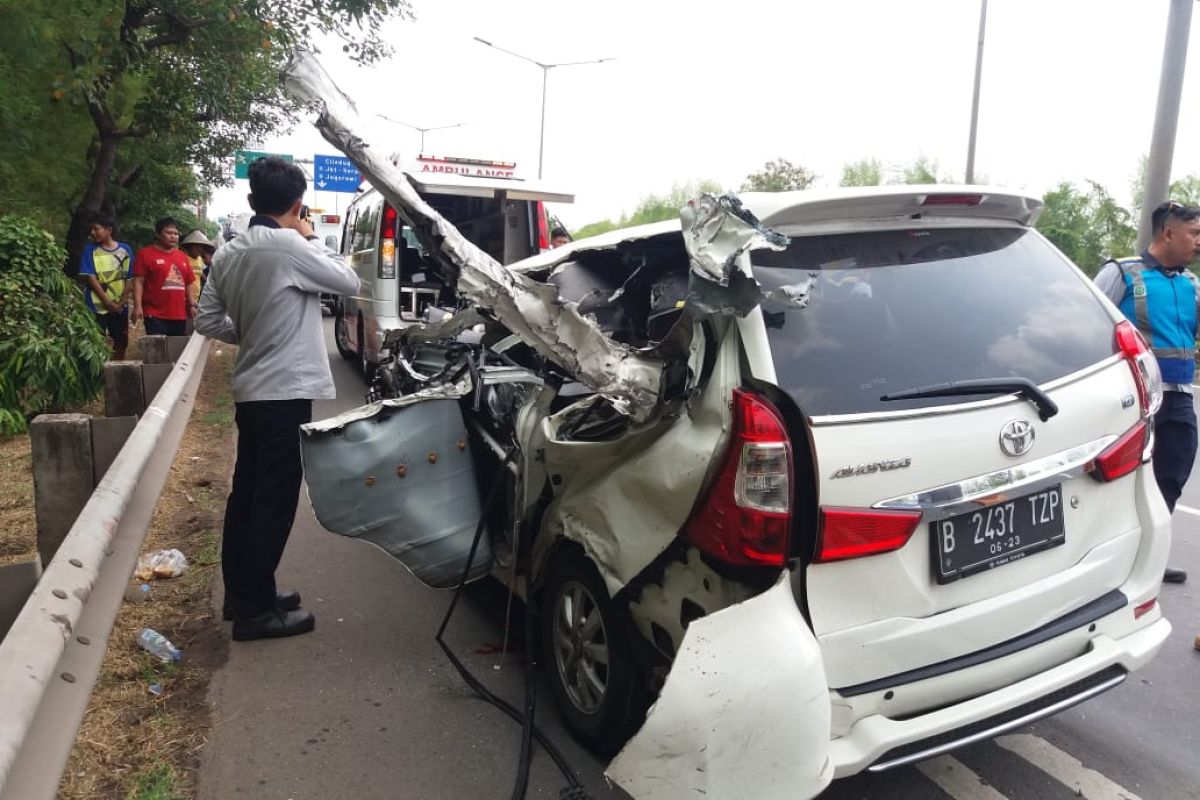 Satu orang meninggal dunia  akibat kecelakaan di Tol Meruya