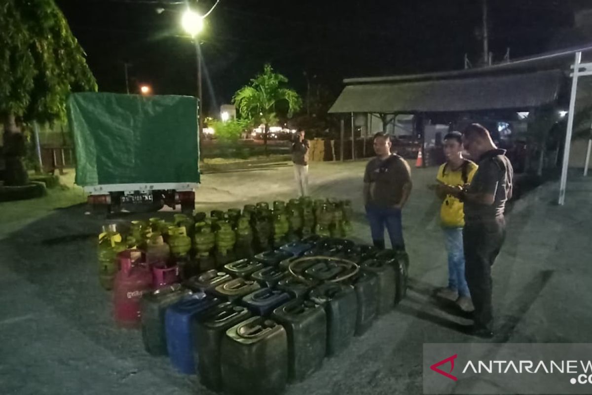 Polisi amankan 24 jeriken solar yang ditimbun warga