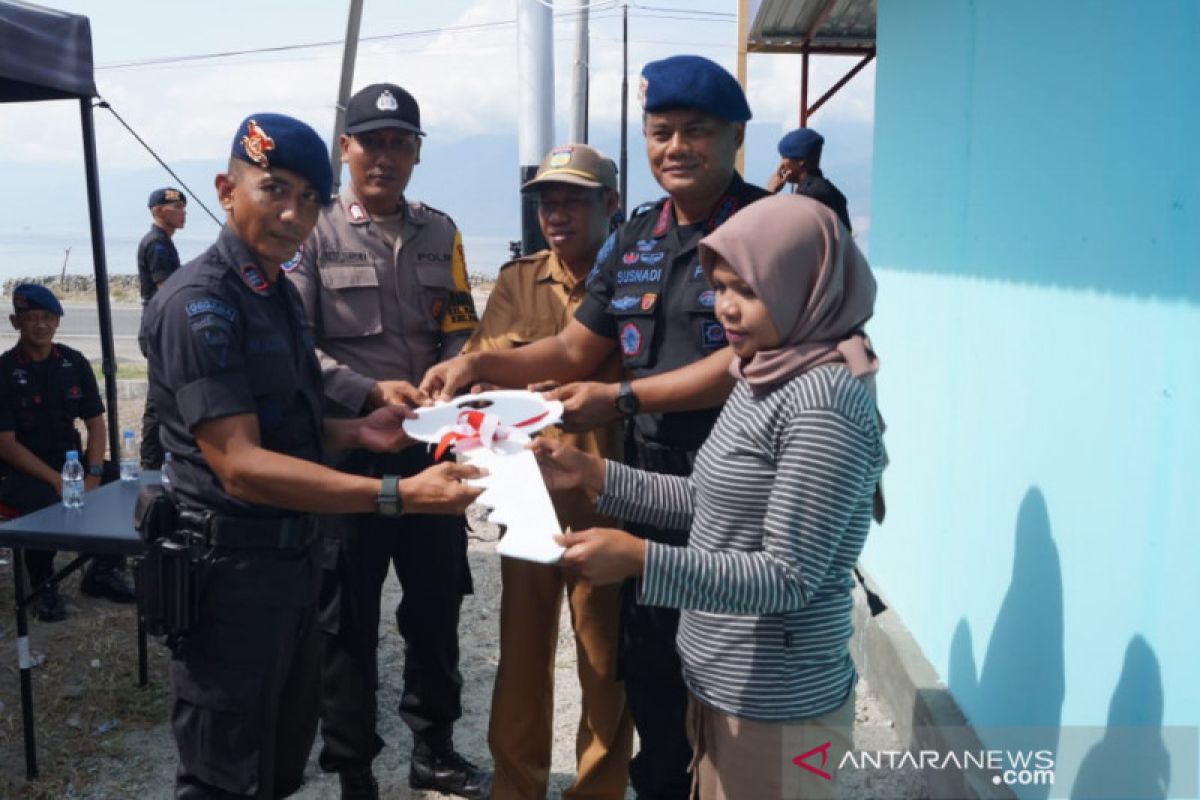 Pasukan Gegana Polda Sulteng bedah rumah warga korban bencana