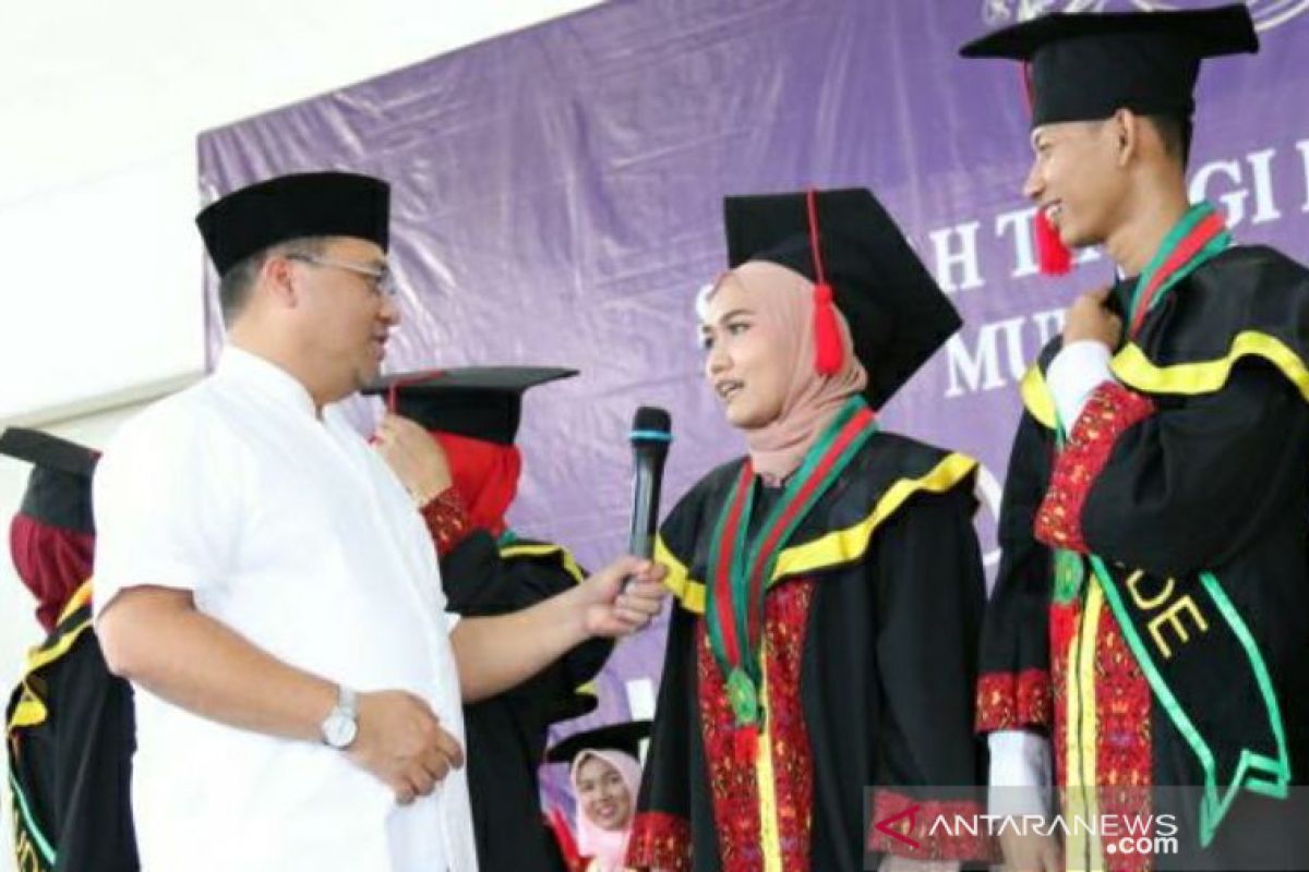 Gubernur Babel beri hadiah laptop untuk 7 mahasiswa mandiri