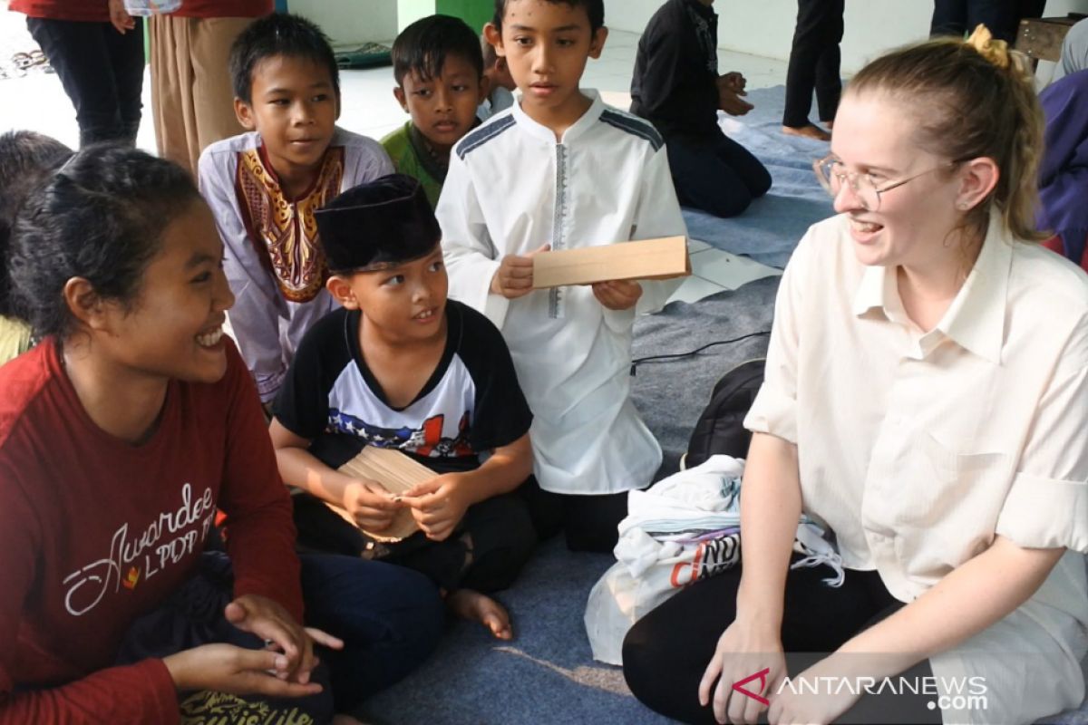 Tiga mahasiswa asing di IPB berbagi kebahagiaan dengan anak yatim