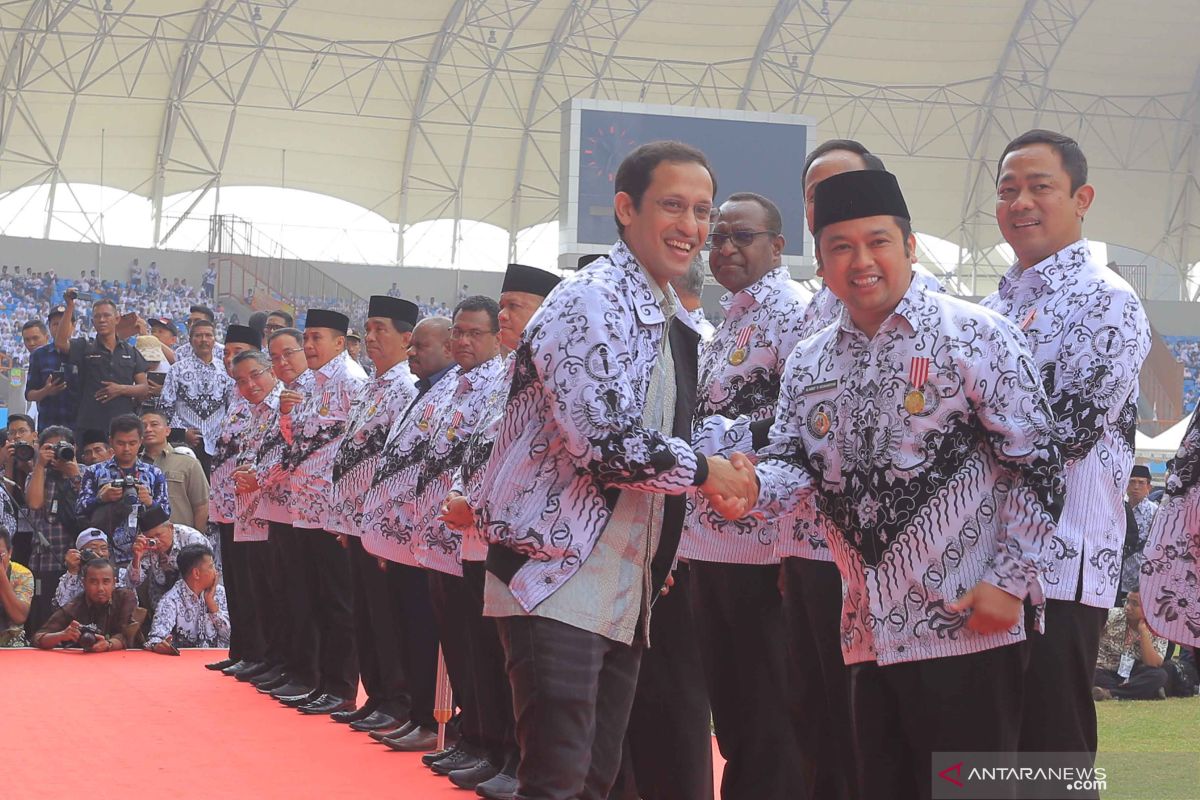 Wali Kota Tangerang Menerima Anugerah Dwija Praja Nugraha dari Kemendikbud