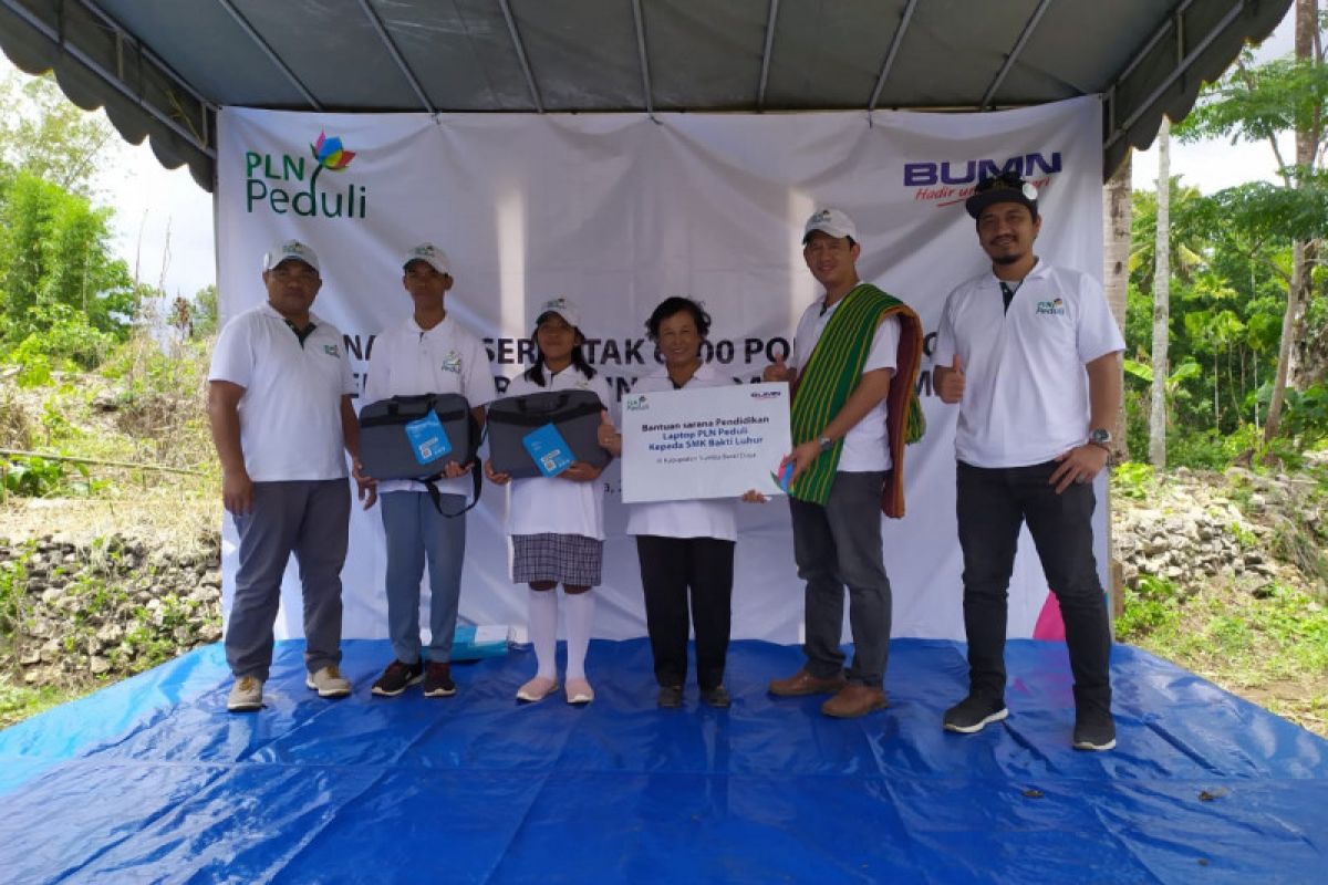 PLN bantu 20 unit laptop dukung sekolah pariwisata di Pulau Sumba NTT