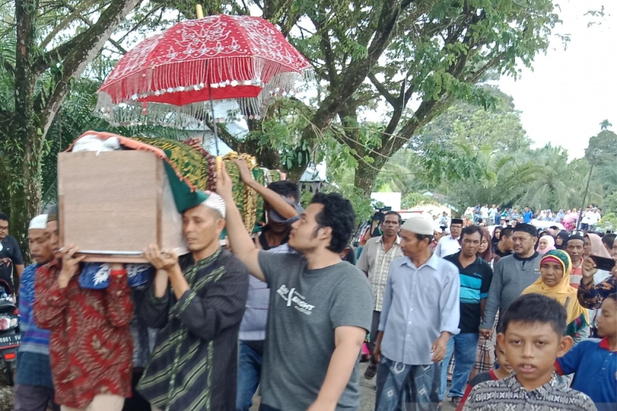 Ribuan warga antarkan jenazah Hakim Jamaluddin ke liang lahat di Nagan Raya