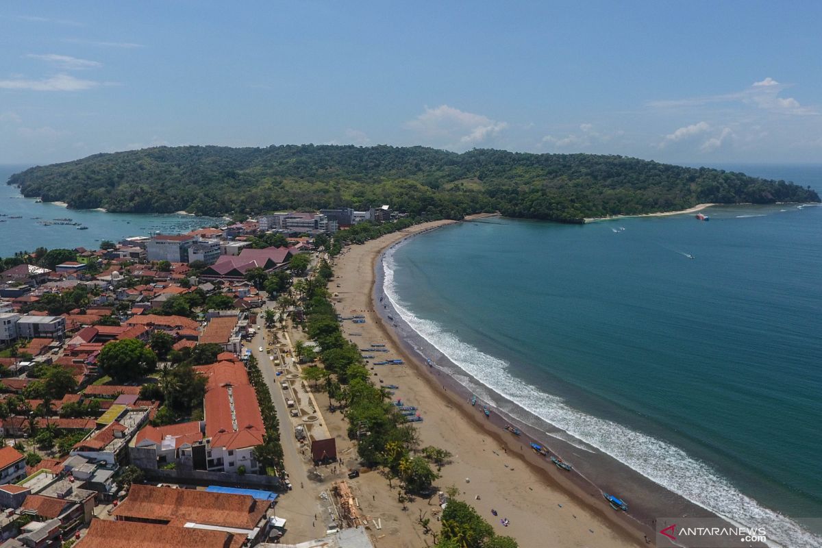 Pantai Barat dan Timur Pangandaran berwajah baru pada awal tahun