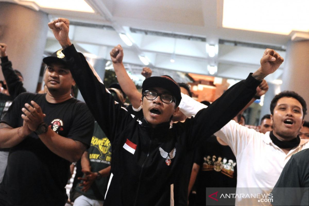 Suporter Indonesia yang  ditahan di Malaysia tiba di Bali