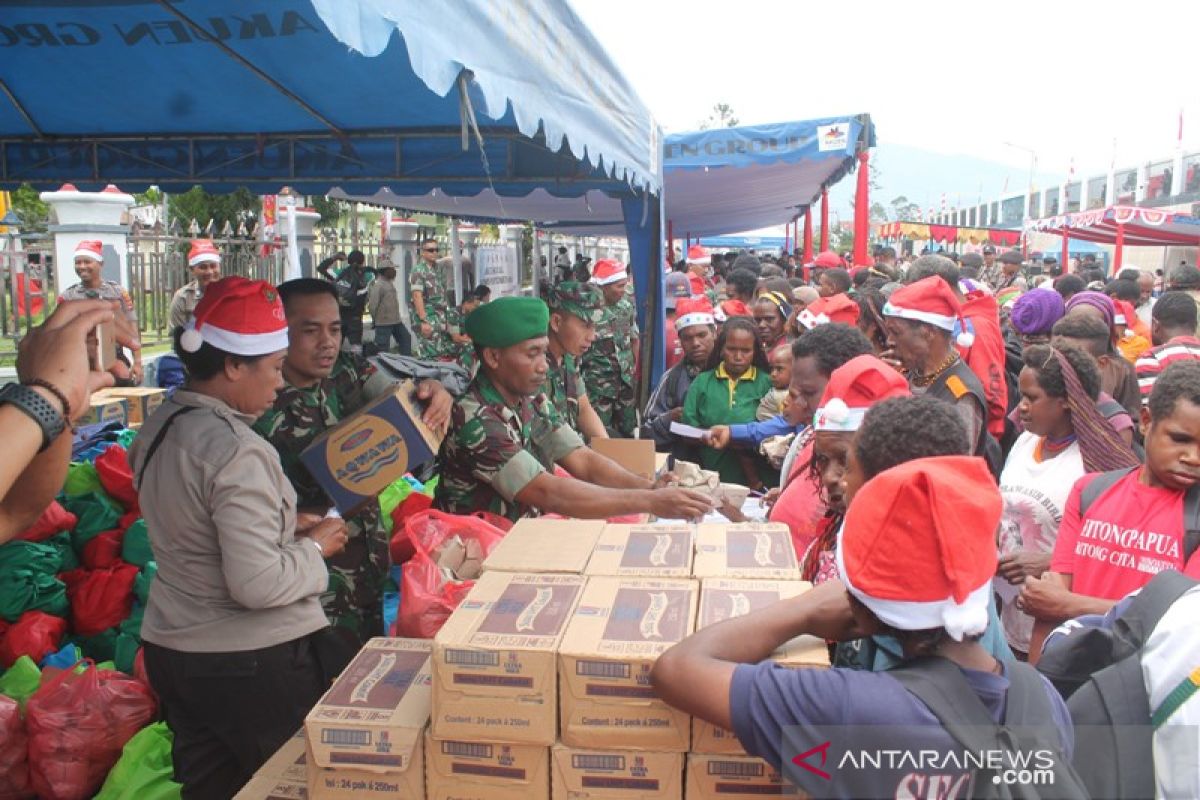 TNI bagi 6.000 paket bahan makanan pokok dan tas di Jayawijaya