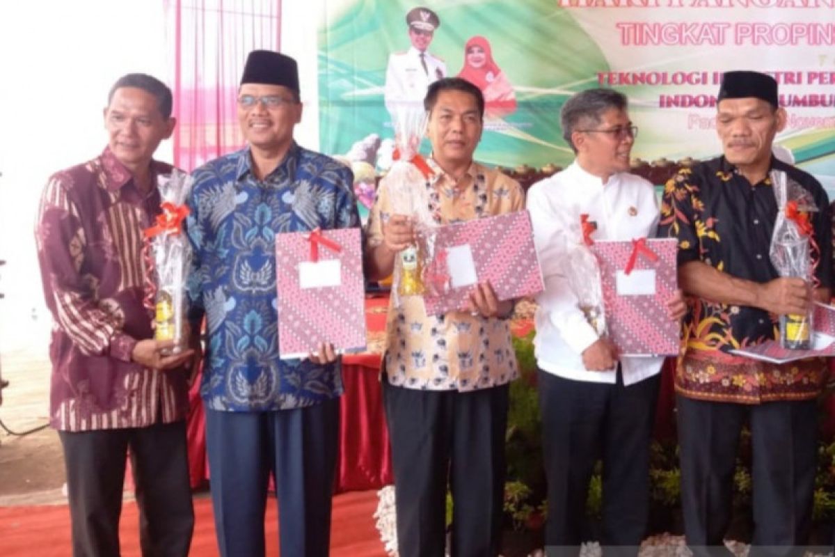 Bupati Pesisir Selatan terima penghargaan Pembina Ketahanan Pangan Terbaik