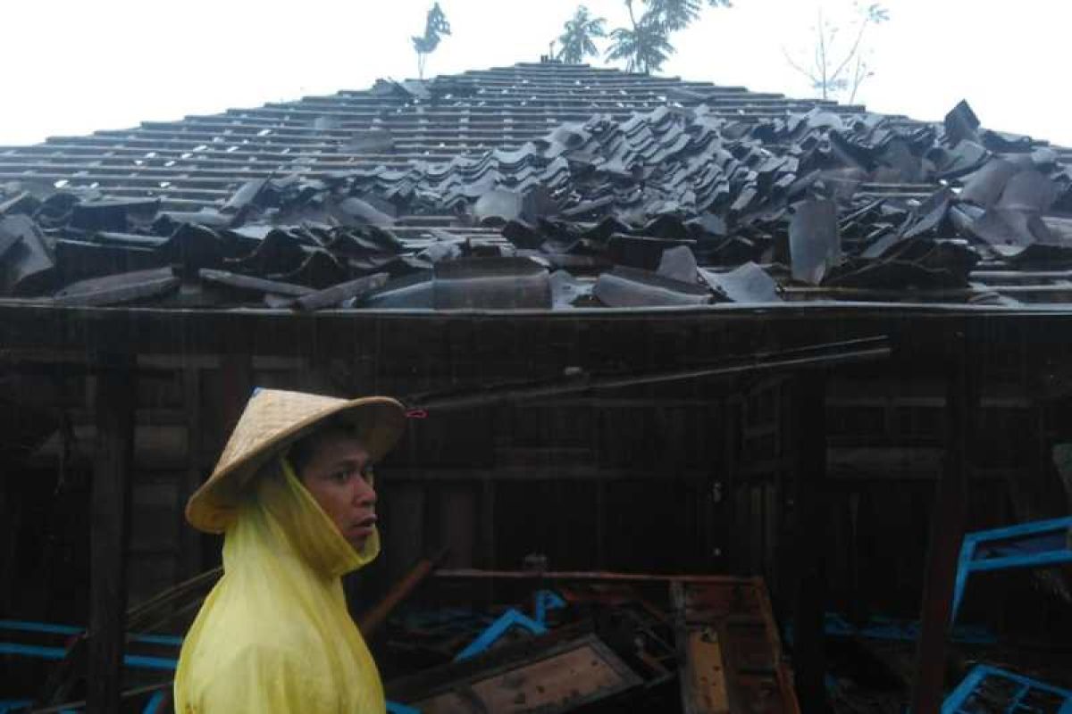 Puluhan rumah di Magelang rusak diterpa angin kencang