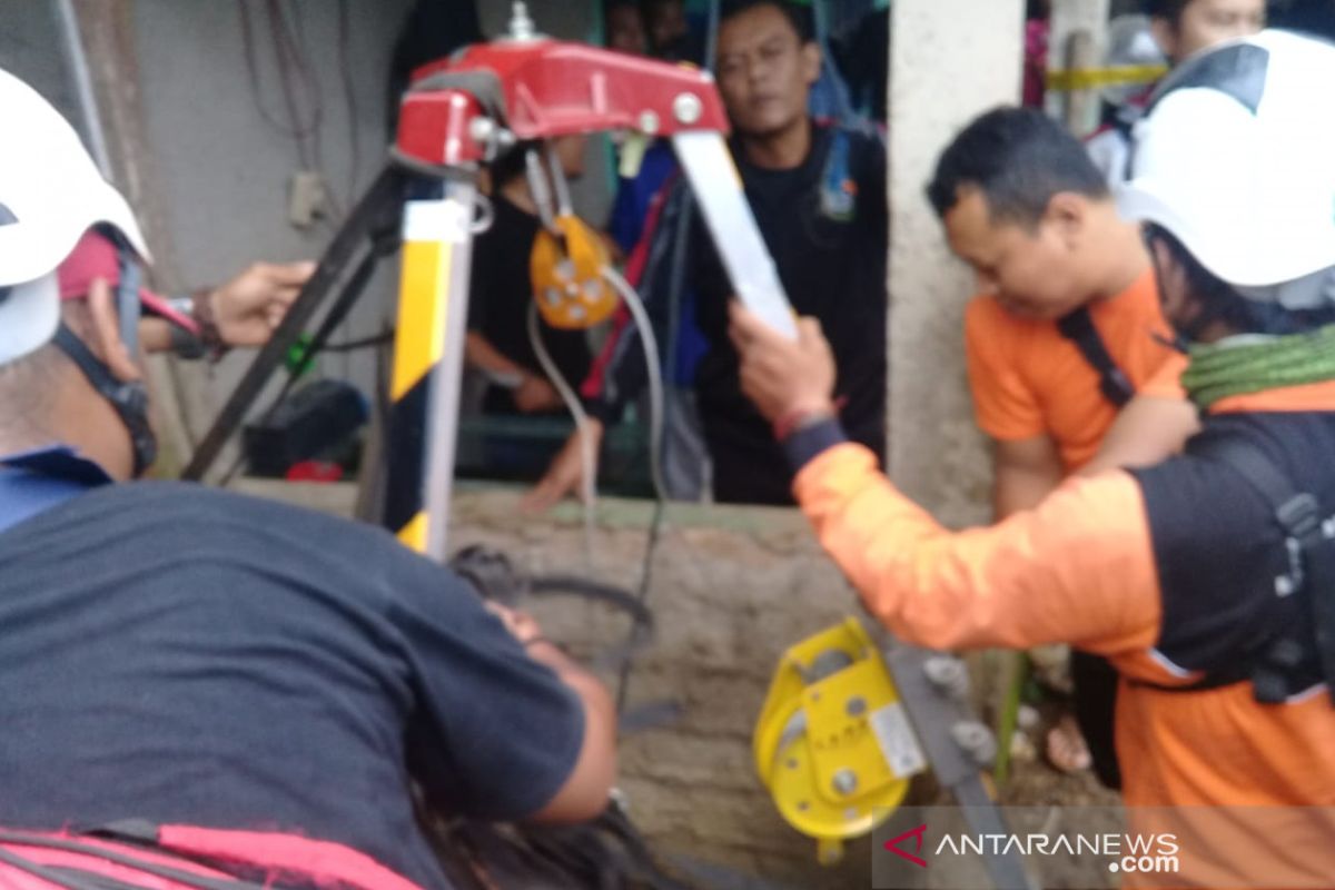 Petugas SAR gabungan evakuasi tiga warga terjerembab ke dalam sumur