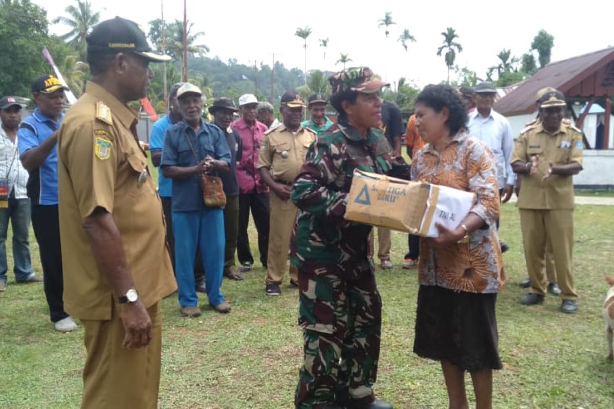 Warga Swandiwe mendapat bingkisan Natal dari prajurit Lanal Biak