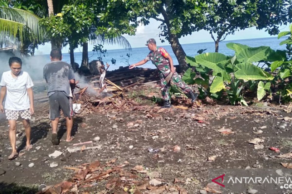 TNI bersama warga kepulauan Sangihe bersihkan kawasan pantai