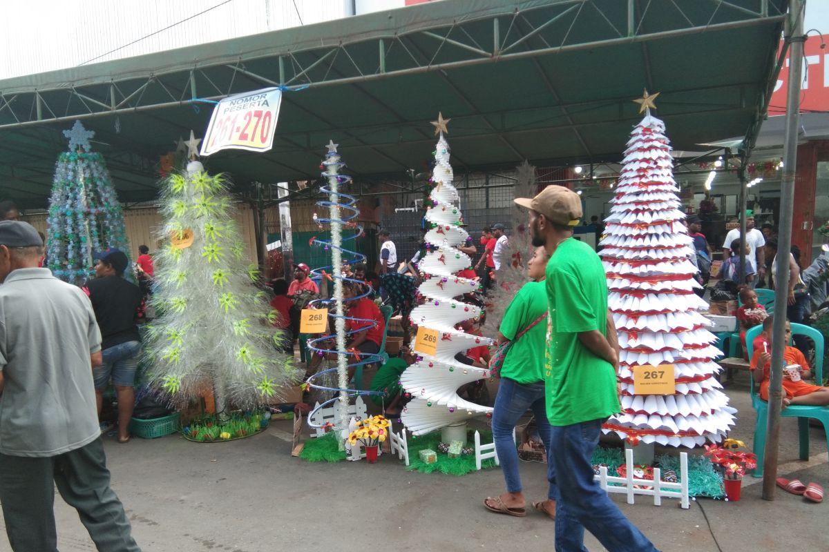 Warga Kota Jayapura tampilkan 400 pohon Natal daur ulang sampah