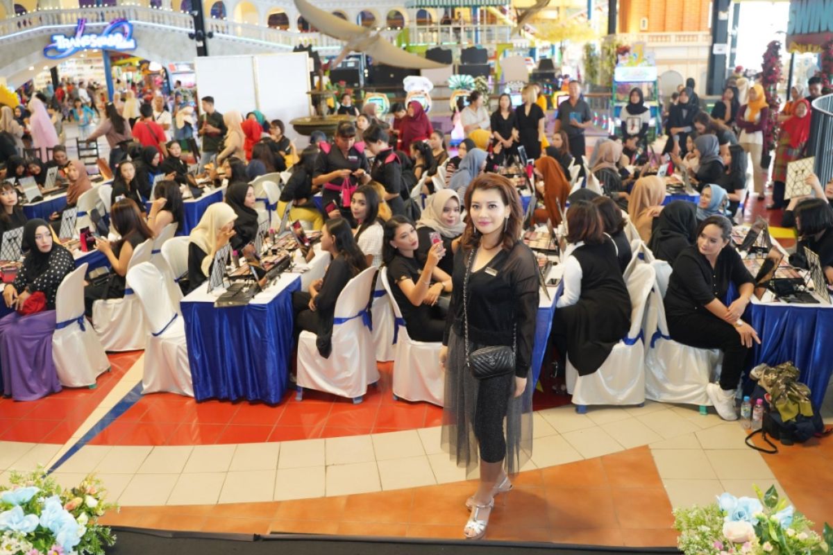 Martinez Livienne berbagi tips pada peserta Beauty Class di Kota Pontianak