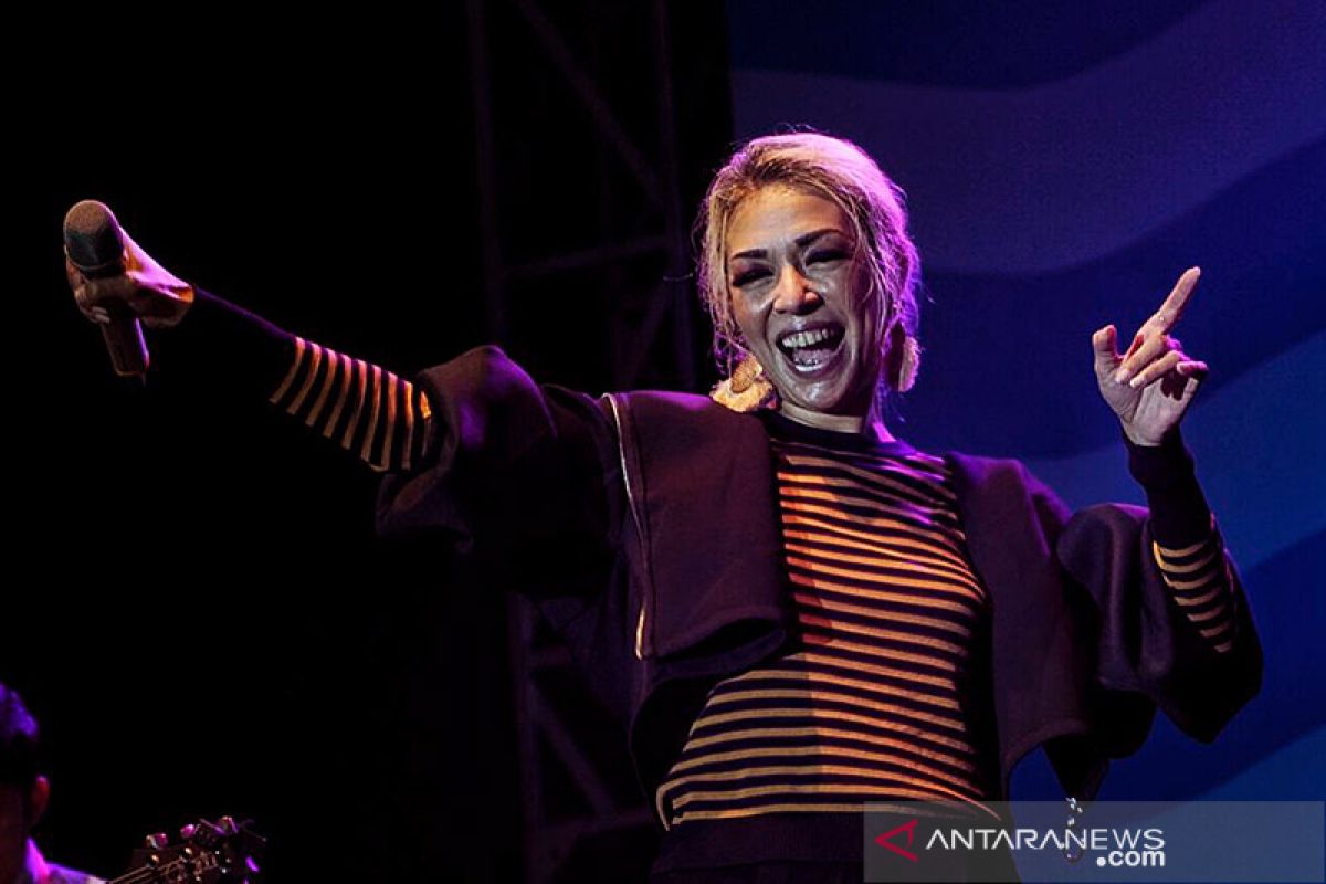 Syaharani "joget tipis-tipis" di tepi bendungan Jatiluhur Jazz 2019