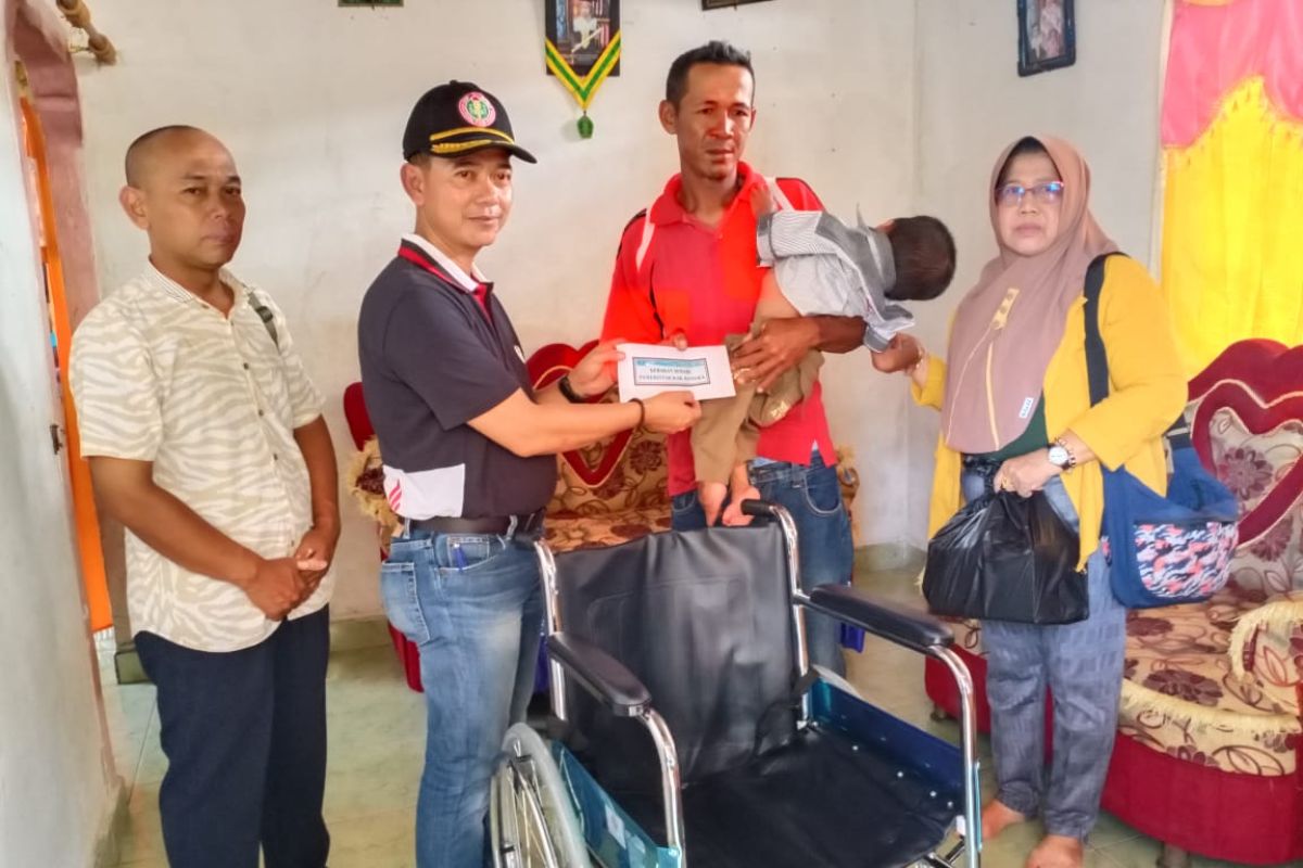 Bupati Bangka salurkan bantuan sosial 