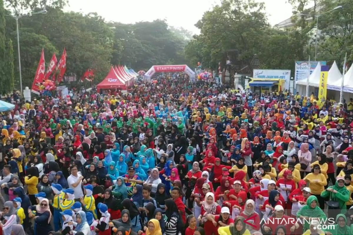 Sambut HUT Lebak, ribuan masyarakat ikuti lomba senam masal