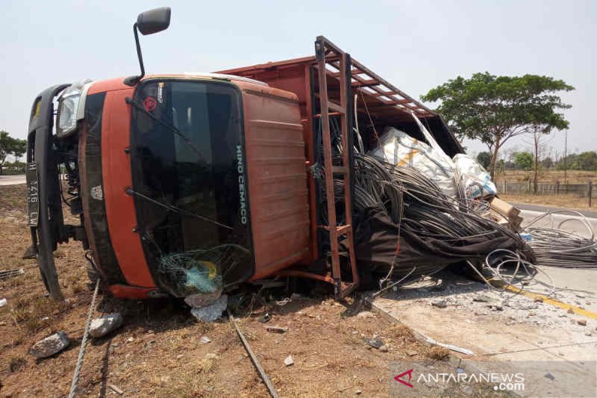 Avanza seruduk truk sampai ringsek, enam tewas satu luka-luka